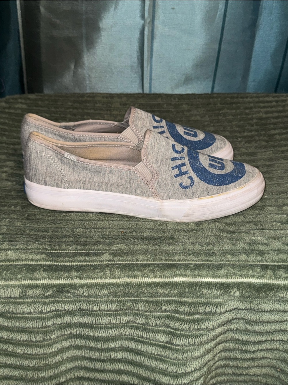 Keds Light Gray Slip-On Chicago Cubs Sneakers with Navy Graphic